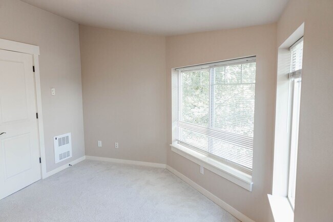 Building Photo - Beautiful townhouse 3 beds 2.5 baths and g...