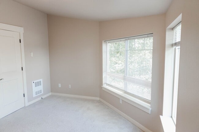 Building Photo - Beautiful townhouse 3 beds 2.5 baths and garage.