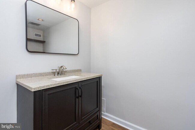 Building Photo - 7 Belaire Way