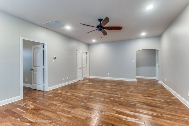 Building Photo - 3141 Greene Ave