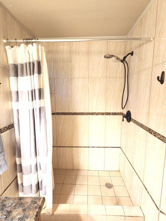 Building Photo - 4 bedroom, 2 bath in Ocotillo subdivision