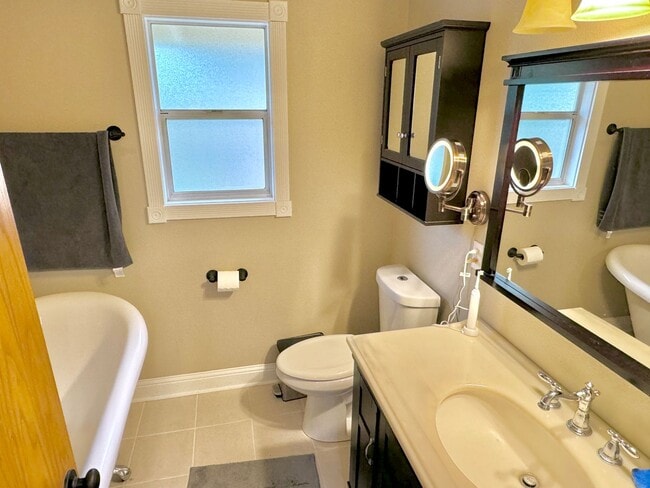 Building Photo - Linwood Neighborhood, Milwaukie Home on Quiet Cul-de-sac, 2 Car Garage, A/C, Huge Fenced Backyard