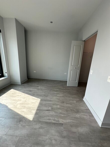 Building Photo - 1027 W Addison St