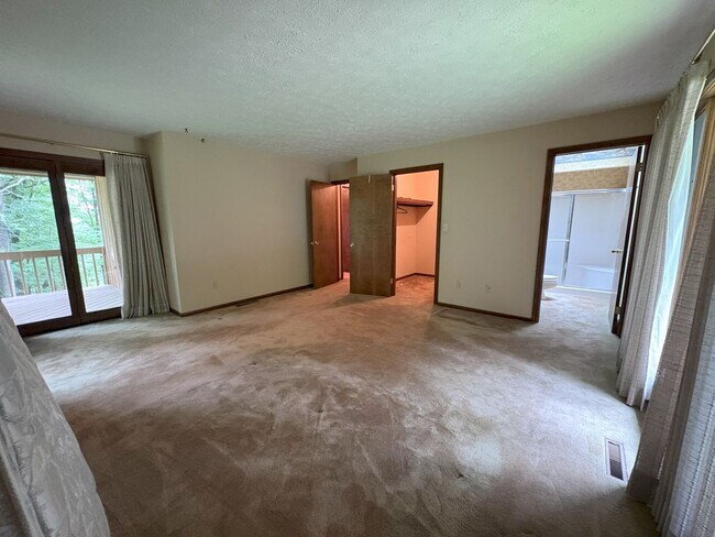 Building Photo - Single Family Home on 9.84 Acres
