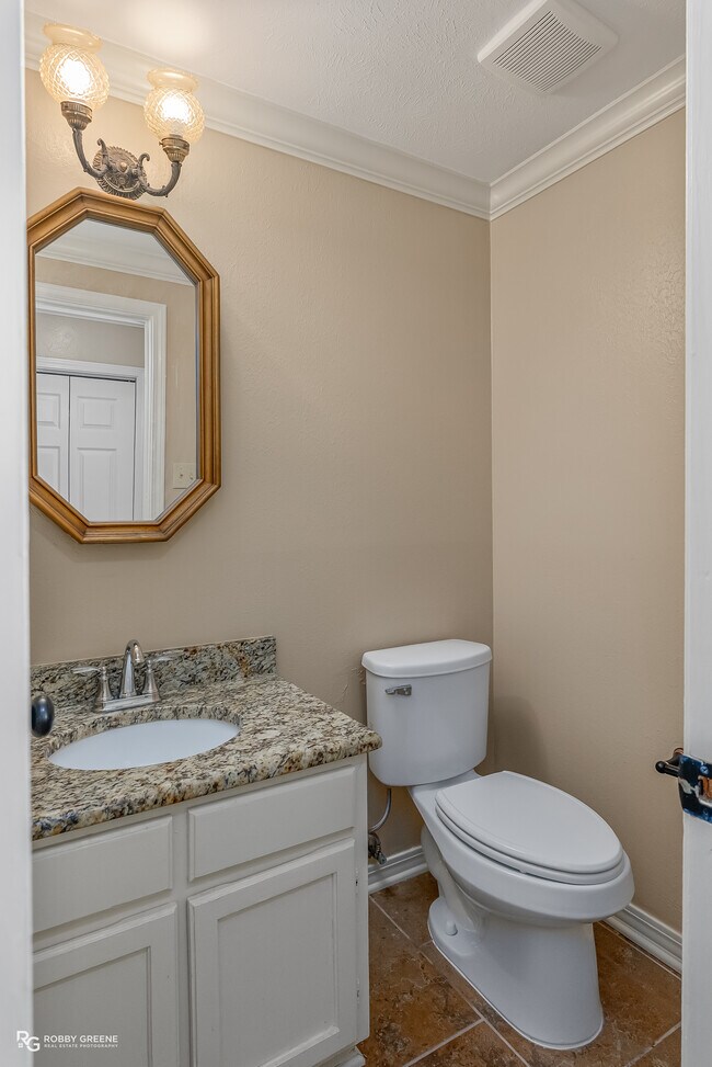 Building Photo - 10142 Carlsbad Dr