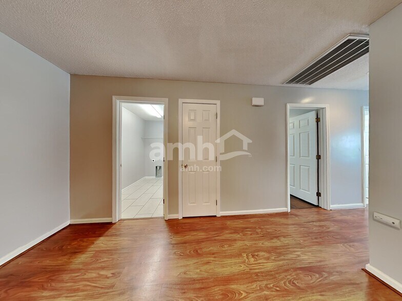Building Photo - 240 Tigers Paw Dr