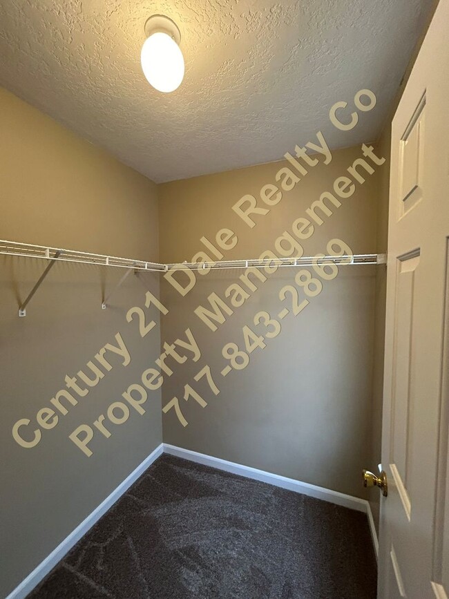 Building Photo - 3 BR 1.5 Bath Townhome in Eastern School D...