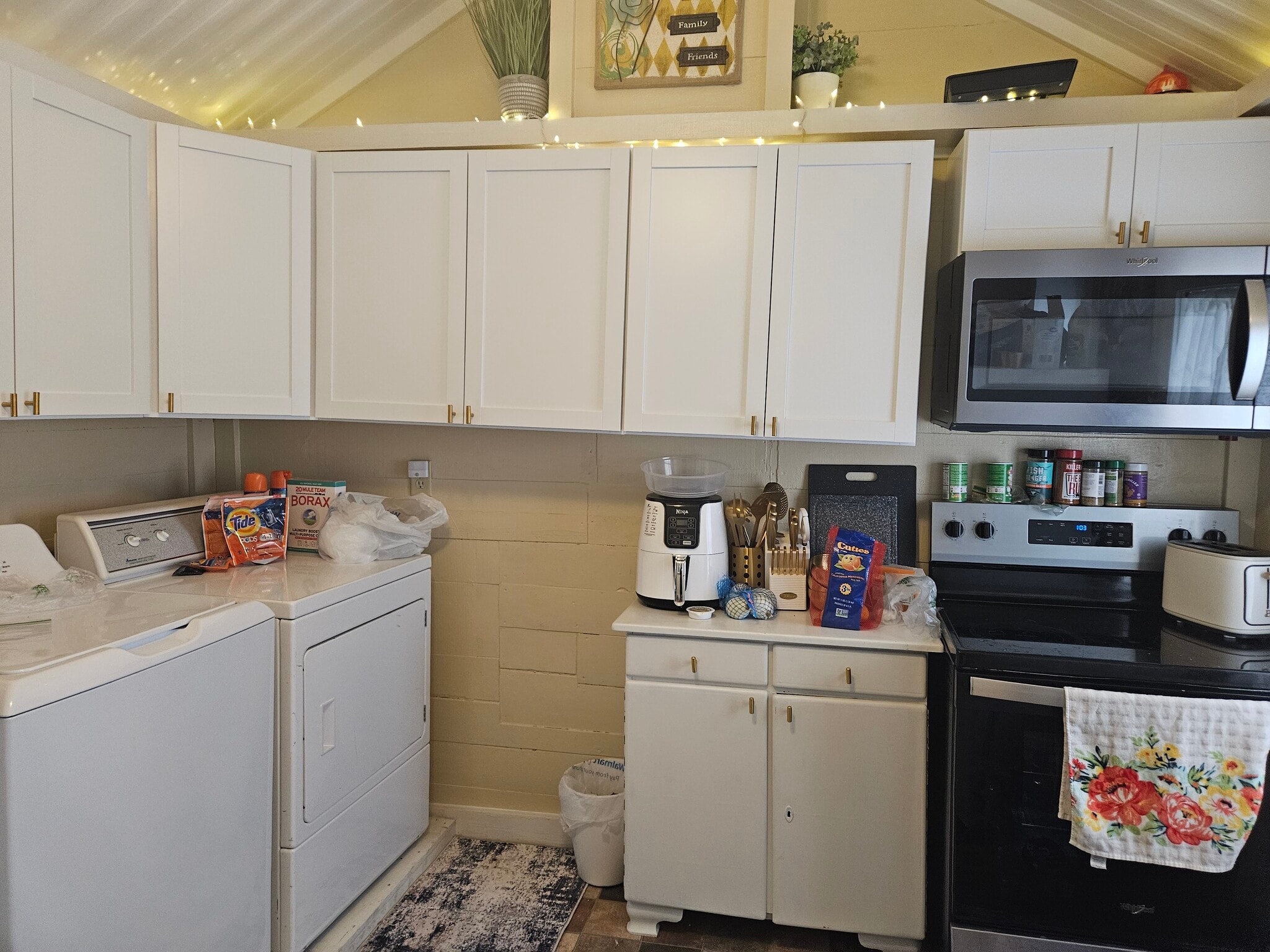 Building Photo - 301 Oakwood St