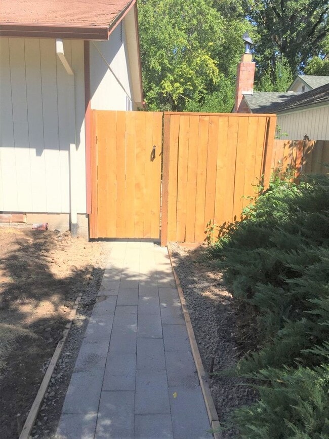 Building Photo - Duplex in Aloha!