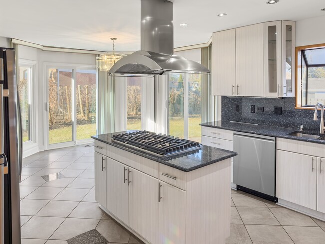 Building Photo - 3320 Lakewood Ct