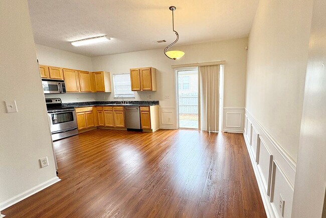 Building Photo - Town Home - 3 Beds - 3 Baths