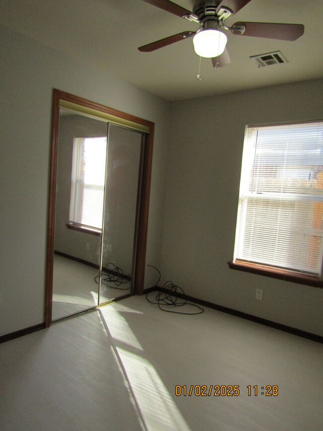 Building Photo - Freshly Painted/New Flooring Home!! No Pets!