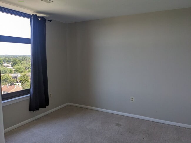 Building Photo - 2 Bedroom Condo in Towson