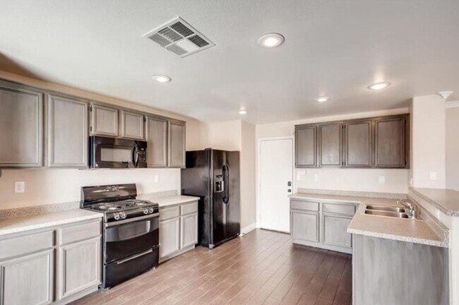 Building Photo - FAMILY FUN AND ENTERTAINMENT CENTRAL