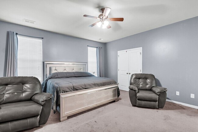 Building Photo - Beautiful & Bright 5BR Home with Large Bac...