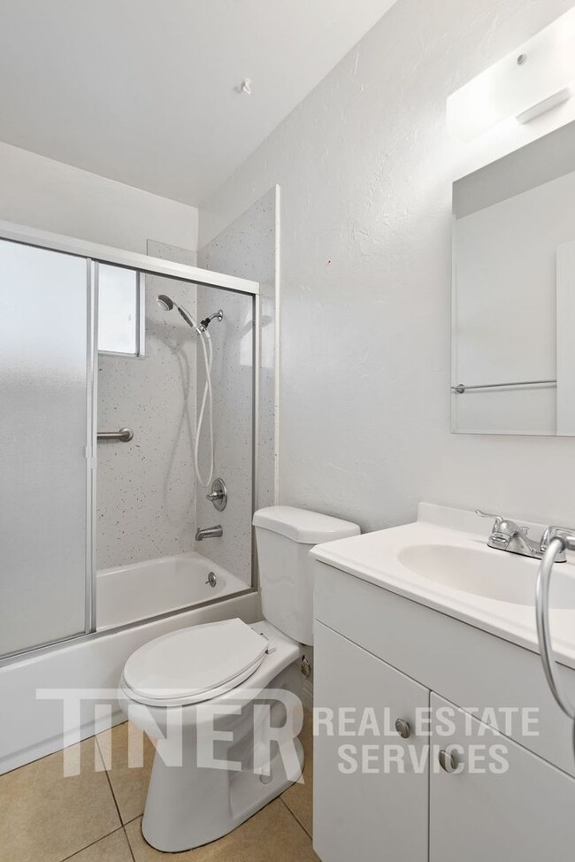 Building Photo - Charming Roseville McKeon Condo- Tier 5