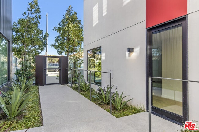 Building Photo - 2019 Barry Ave