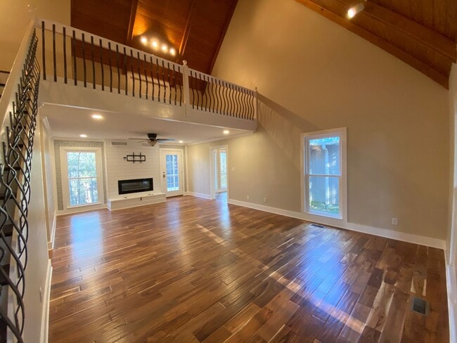 Building Photo - Unique Home in Perry