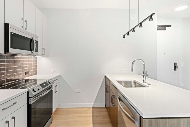 Building Photo - 1177 W Van Buren St