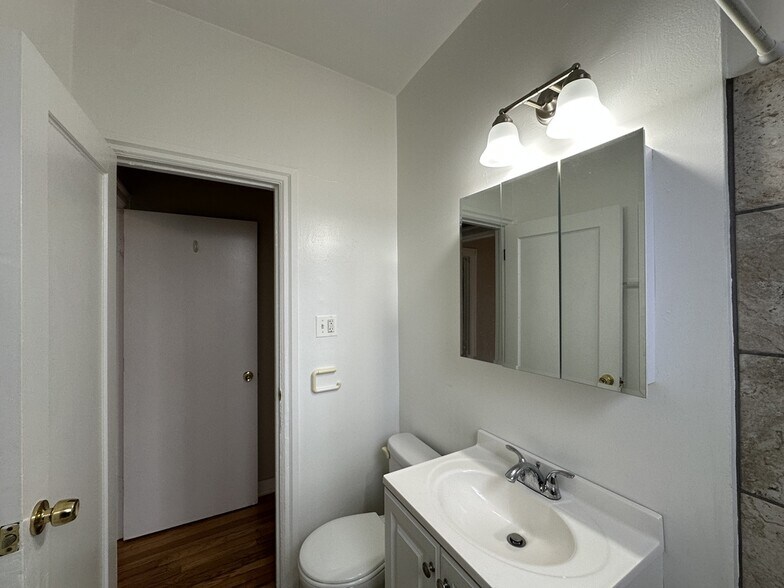 Building Photo - 1371 W Estes Ave