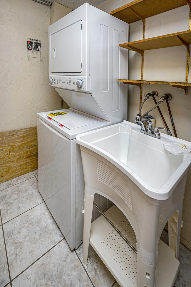 Building Photo - 2734 Ponce De Leon Blvd