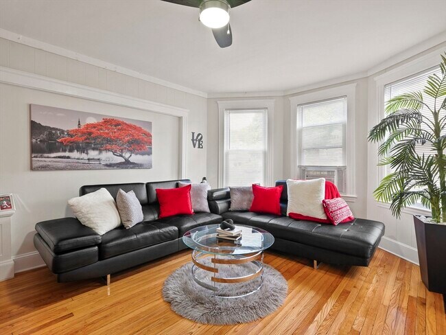 Building Photo - 10 Edgemere Rd