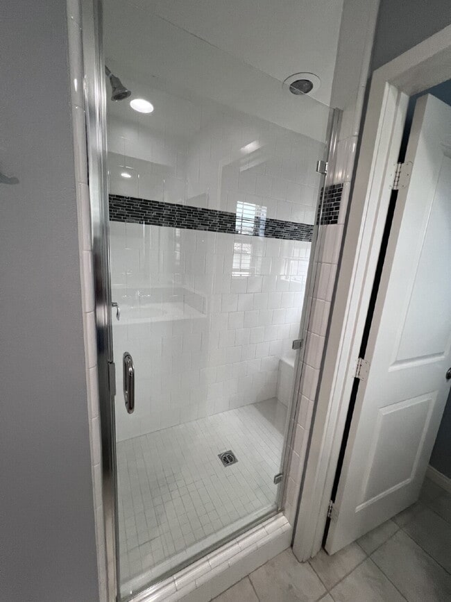 Building Photo - "Spacious 3-Bed Townhouse Retreat with 2.5 Baths in Beautiful Oceanside – 1,797 Sq Ft of Modern L...
