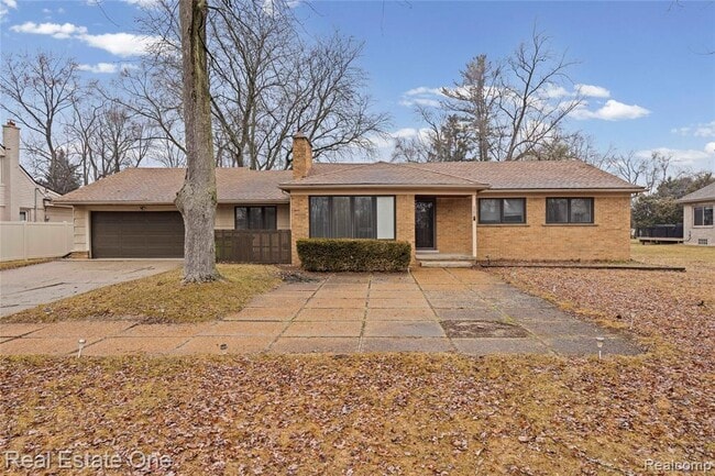 Building Photo - 2360 Pine View Dr