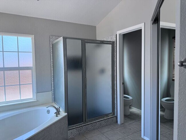 Building Photo - Adorable single floor 4 bedrooms,2 bathroo...