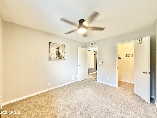 Building Photo - 533 W Guadalupe Rd