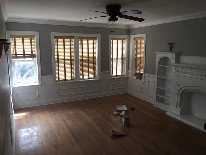Spacious living room - 1748 E 84th Pl