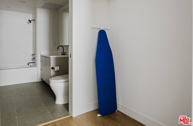 Building Photo - 1130 N Orange Dr