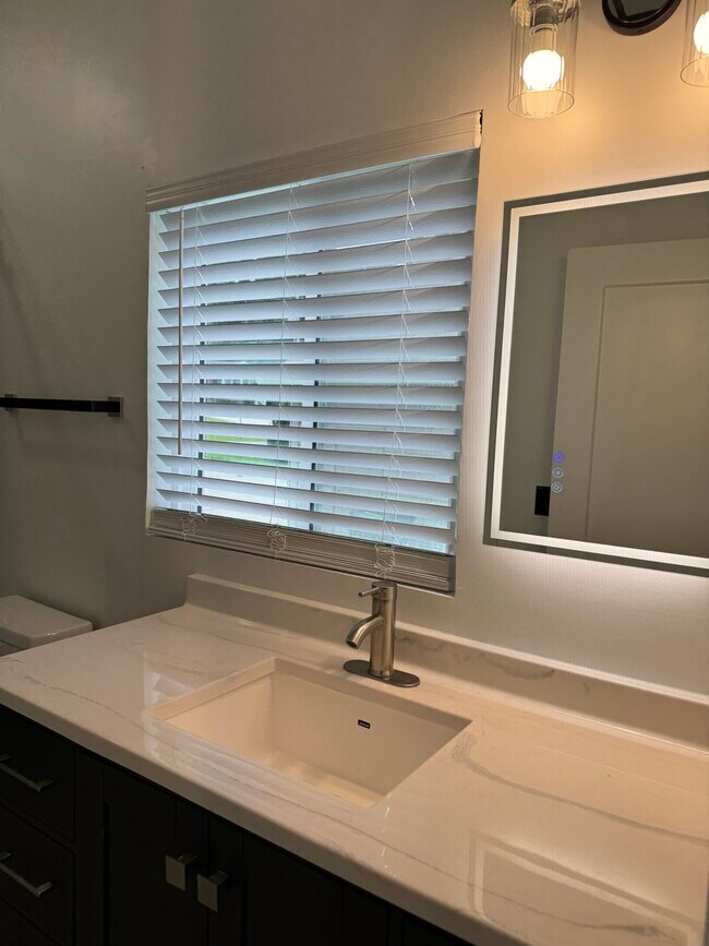 Building Photo - 242 Oakdale Ave