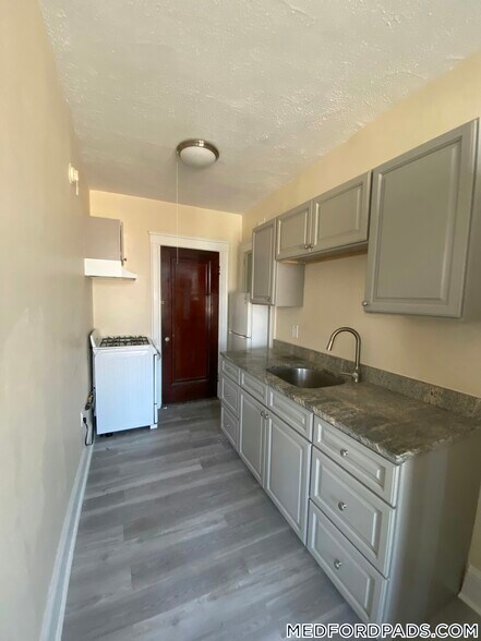 Building Photo - 53 Fellsway W