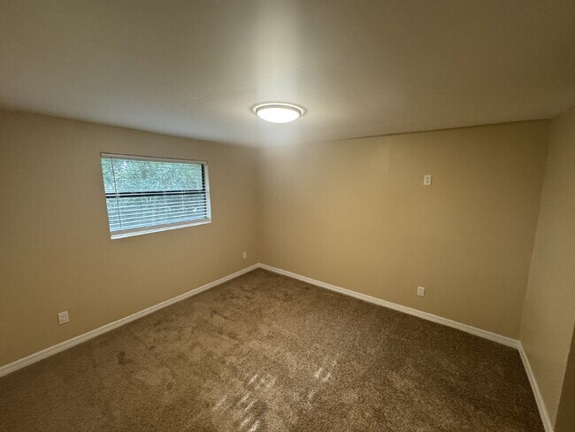 Building Photo - "Charming 1-Bedroom Retreat with Full Bath...