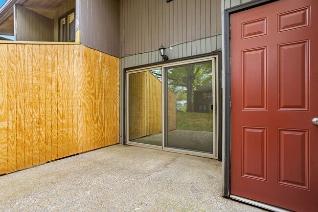 Building Photo - 2 Bedroom 1 Bath Condominium Located in Johnson City, TN
