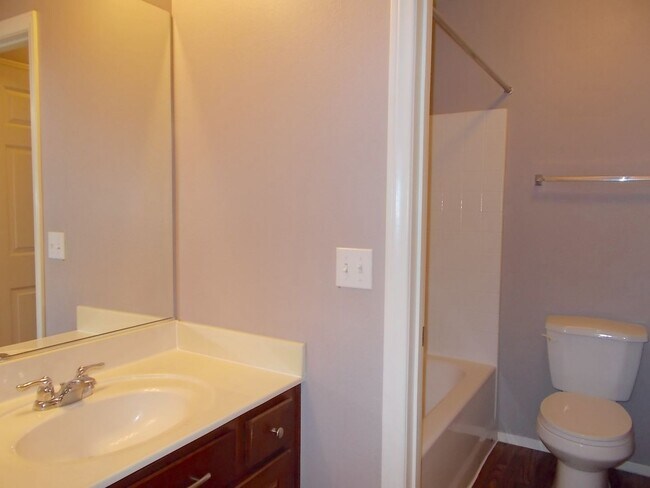 Building Photo - Spacious 3-Bedroom Cul-de-Sac Home in Prime Location