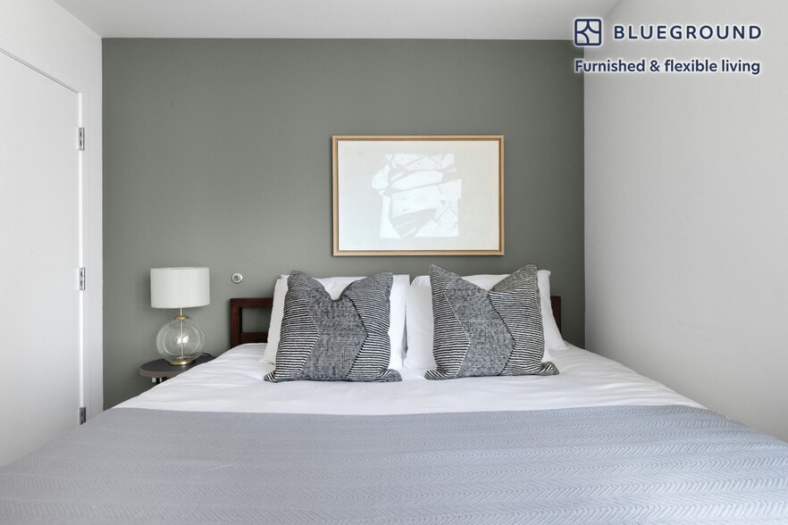 Building Photo - 225 S Grand Ave