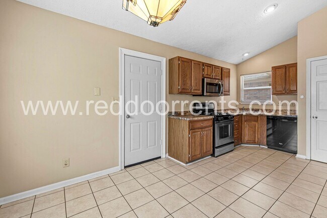 Building Photo - Beautiful 3-Bedroom, 2-Bath Home in Indian...