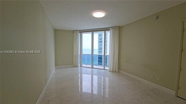 Building Photo - 15901 Collins Ave