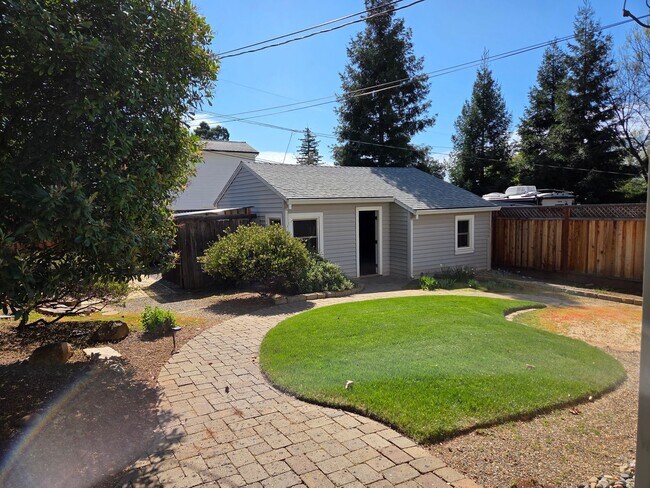 Building Photo - Historic Folsom 2 Bdrm, 1 Bath