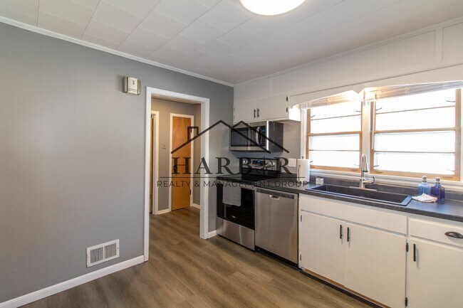 Building Photo - 5th Avenue SE Duplex