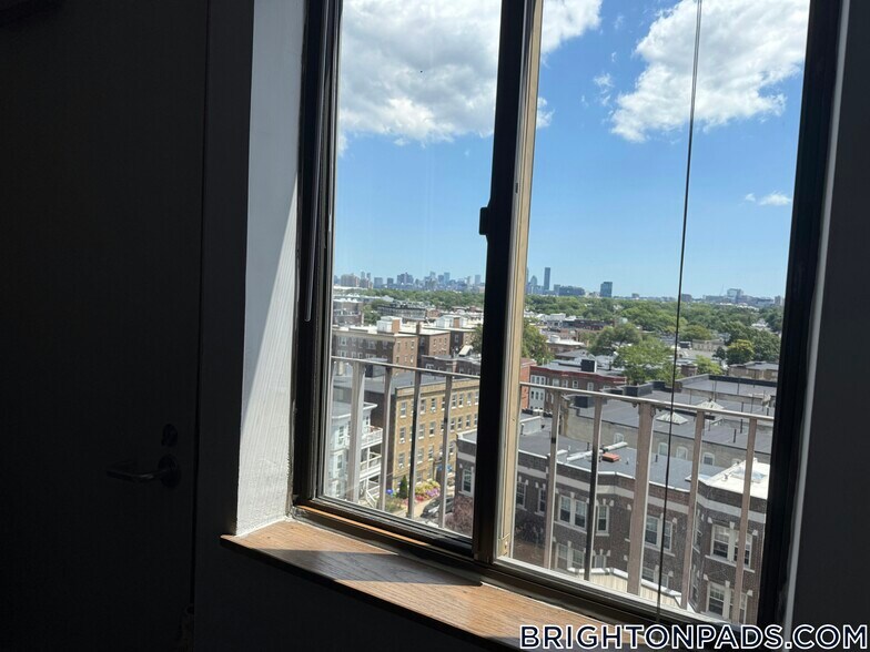 Building Photo - 147 Kelton St