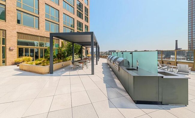 Building Photo - 2 bedroom in LONG ISLAND CITY NY 11109