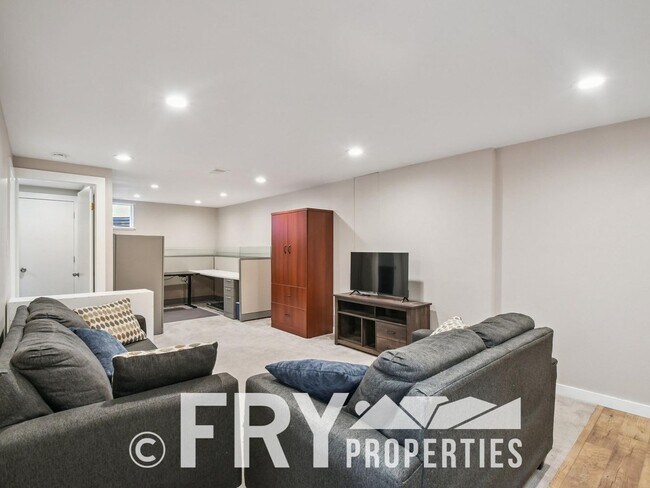 Building Photo - Spacious Five-Bedroom - Great For Entertaining