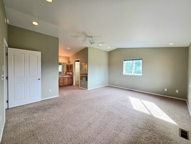 Building Photo - Grandiose Home on 1 Acre -- in East Wenatchee for Rent!! **5 Bed, 3 Bath**