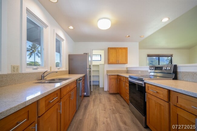 Building Photo - Beautiful and Large 3 bedroom 2.5 bath SFH...