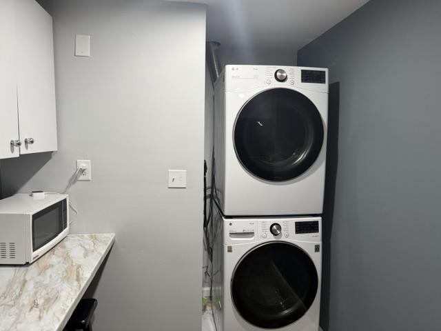 Building Photo - 15255 Streamside Ct