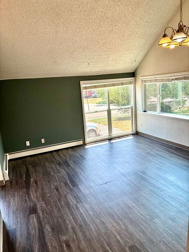 Building Photo - 2 Week Off First Months Rent!!! Recently Upgraded 2 Bedroom Apt Near Horsetooth!
