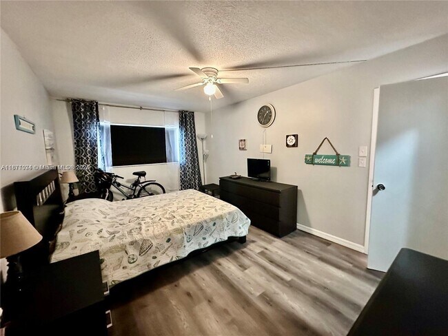 Building Photo - 2200 E Hallandale Beach Blvd